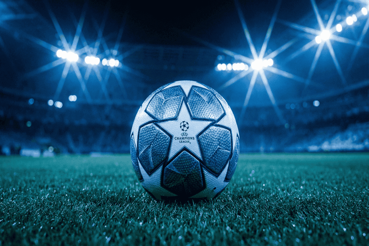 Le ballon officiel de la Ligue des Champions sur la pelouse avant le choc PSG-Chelsea.