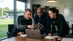 Trois entraîneurs utilisent un logiciel pour organiser un tournoi de foot sur un ordinateur portable.