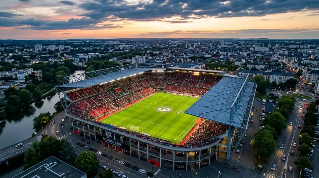 Vue aerienne du Roazhon Park pour le guide du mercato 2026 du Stade Rennais, ambiance cinematographique.