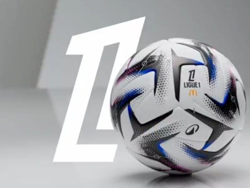 Le ballon officiel de la Ligue 1 2025-2026 au centre d'un stade, symbolisant le guide complet de la nouvelle saison