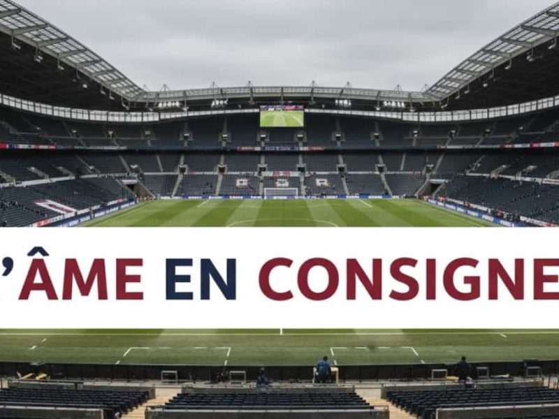 Vue aérienne du London Stadium montrant la distance entre les tribunes et le terrain, avec le texte « L'ÂME EN CONSIGNE ? » symbolisant la crise identitaire de West Ham en 2025.