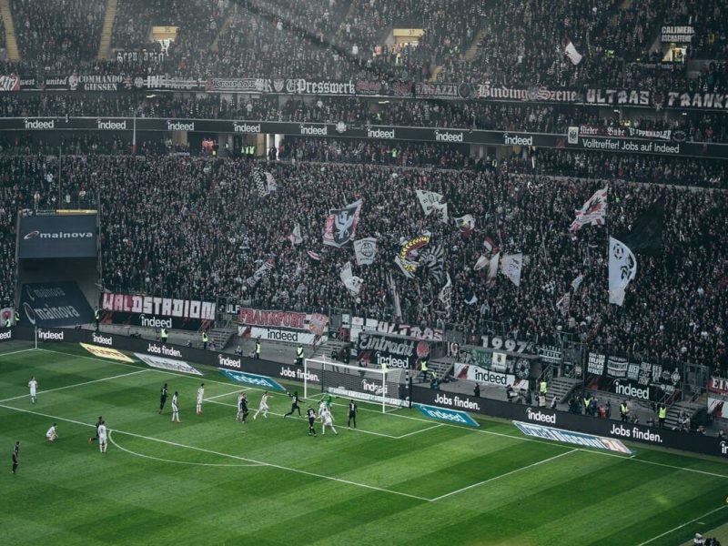 Présentation des stades de football avec la meilleure ambiance au monde, illustrant la ferveur des supporters