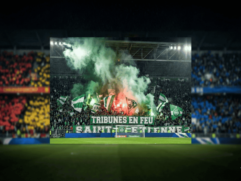 Supporters de l'AS Saint-Étienne craquant des fumigènes dans un stade de Ligue 1 en ébullition.