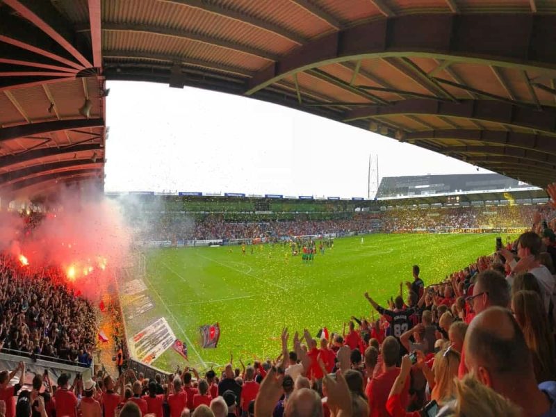 Un stade de foot européen avec une des meilleurs ambiance grâce aux chants et fumigènes