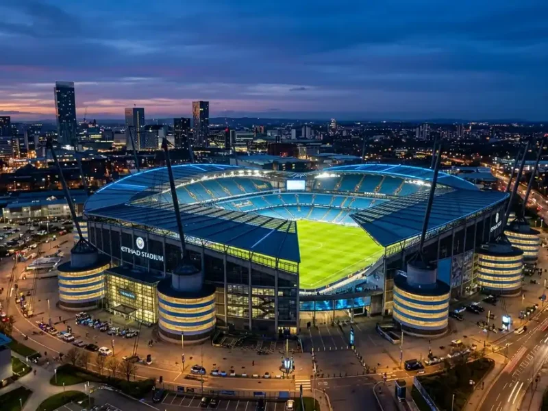 Vue nocturne de l'Etihad Stadium pour le mercato 2026 de Manchester City, illustrant la fin de l'ère Guardiola.