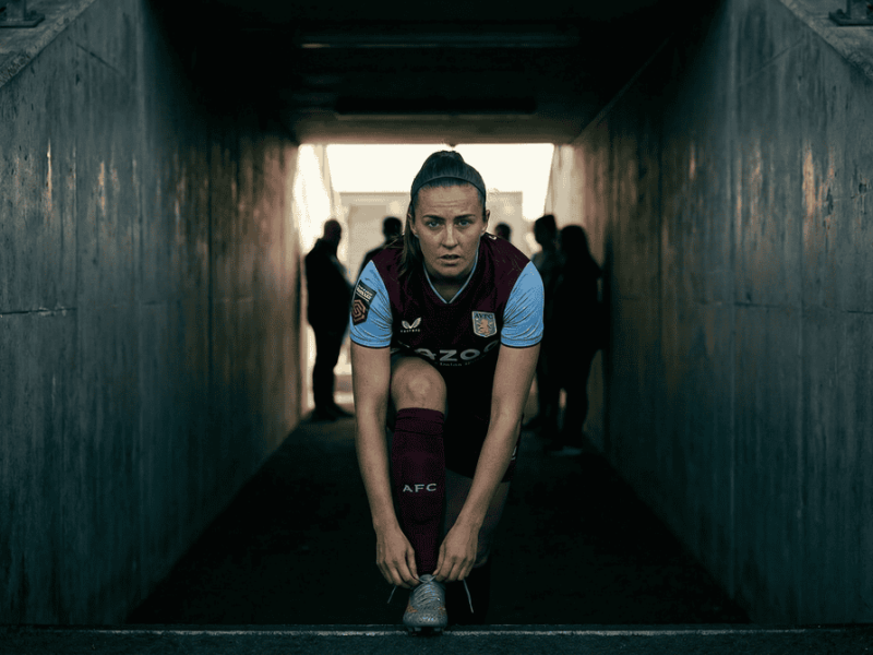 Joueuse de football professionnelle concentrée dans le tunnel d'un stade avant un match
