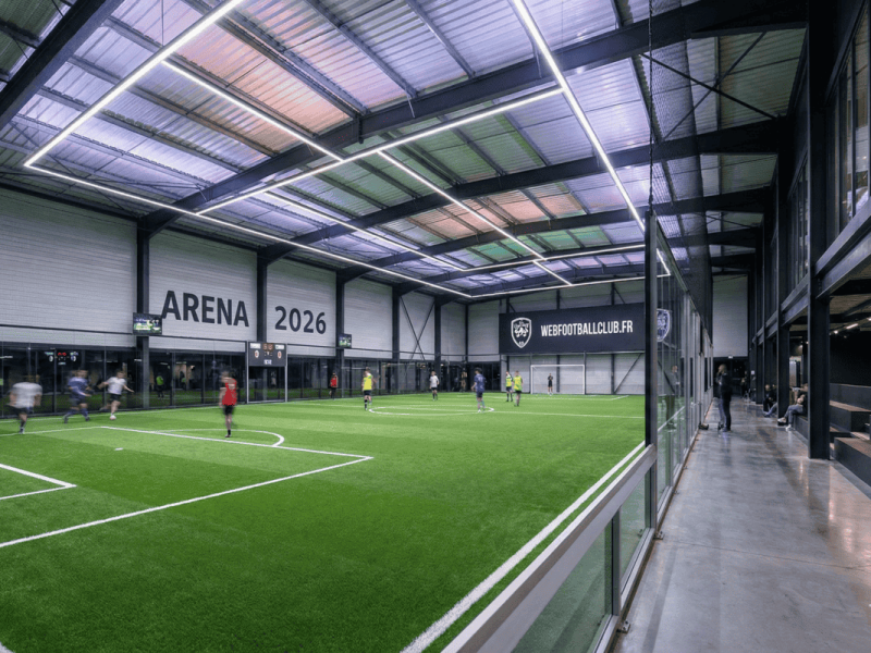 Intérieur d'un centre de Foot 5 moderne avec éclairage LED et terrains synthétiques dernière génération